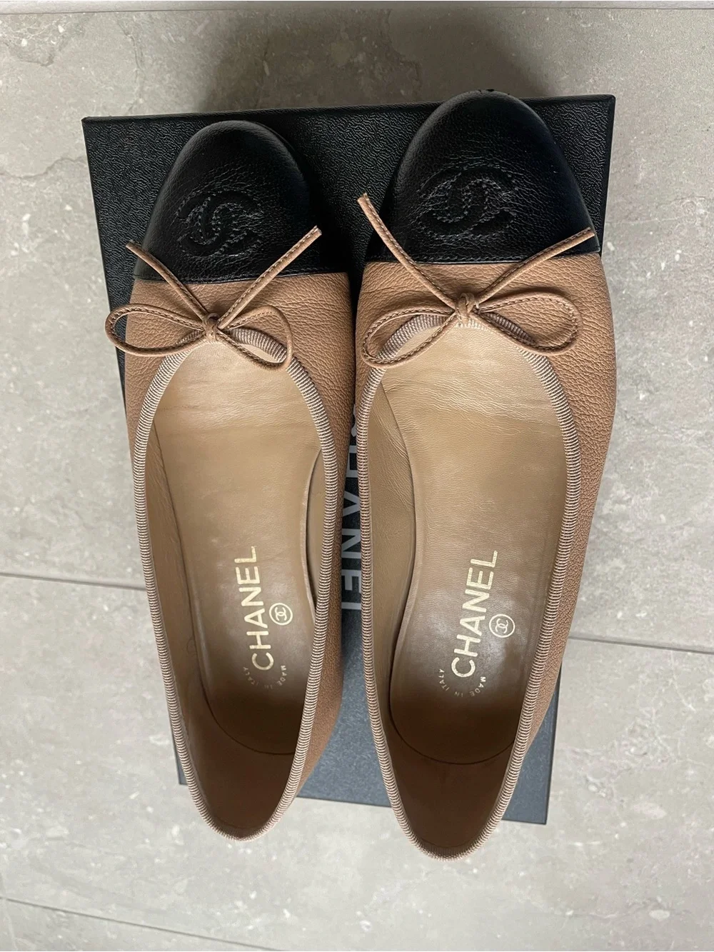 CHANEL Tan Leather Ballet Flats with Black Cap Toe and Bow - size 37.5